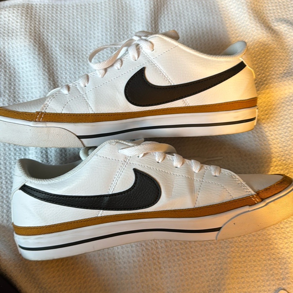 Women’s Nike Court Legacy size 11
